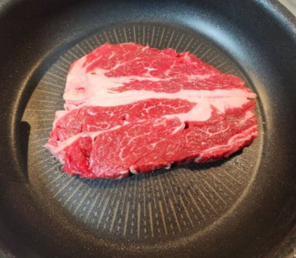 ステーキはこまめに裏返すと？　思わぬ効果に「驚いた」「絶対やる」