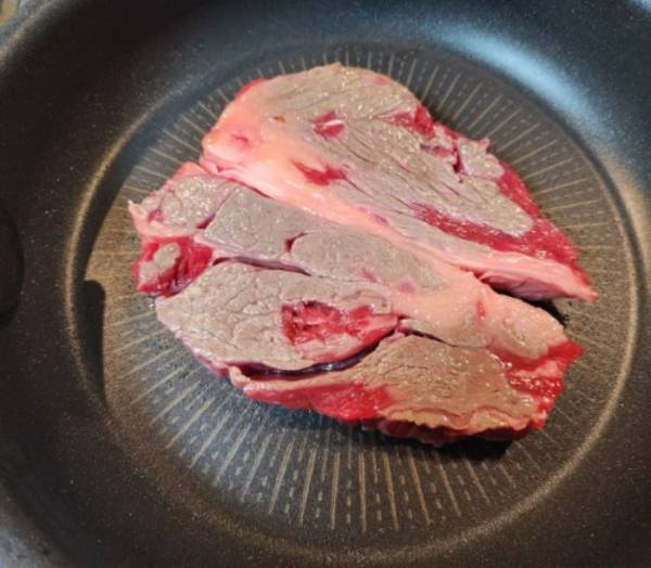 ステーキはこまめに裏返すと？　思わぬ効果に「驚いた」「絶対やる」