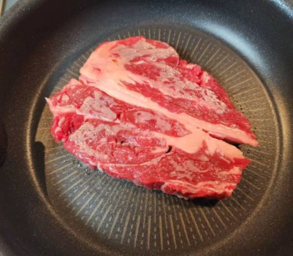 ステーキはこまめに裏返すと？　思わぬ効果に「驚いた」「絶対やる」