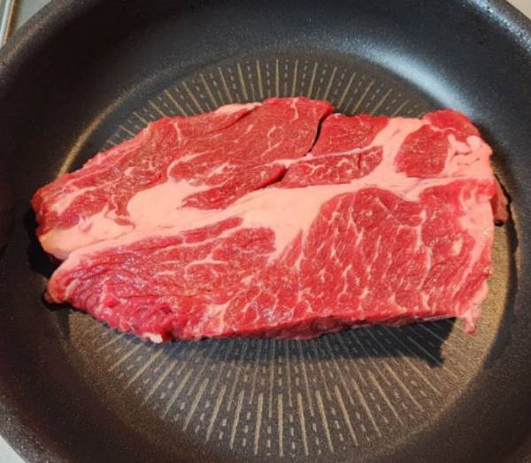 ステーキはこまめに裏返すと？　思わぬ効果に「驚いた」「絶対やる」