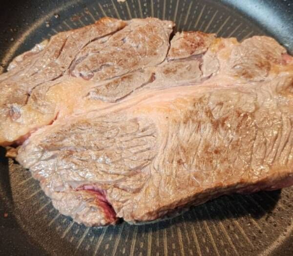 全体に焦げ目の付いたステーキ肉