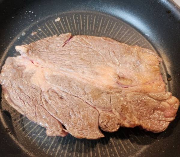 ステーキはこまめに裏返すと？　思わぬ効果に「驚いた」「絶対やる」