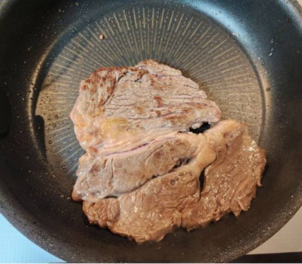 ステーキはこまめに裏返すと？　思わぬ効果に「驚いた」「絶対やる」