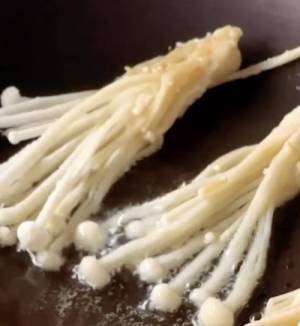 片栗粉をまぶして焼いてみて！　新しいエノキの食べ方に「なんだコレ！」