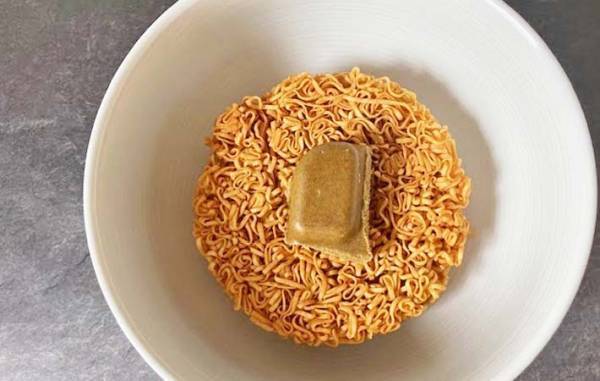 「卵は使いません」　チキンラーメンの思わぬ食べ方が「ヤバい」