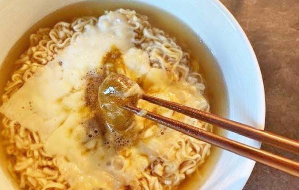 「卵は使いません」　チキンラーメンの思わぬ食べ方が「ヤバい」