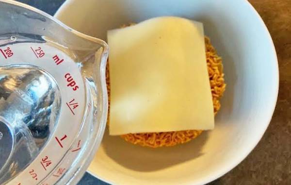 「卵は使いません」　チキンラーメンの思わぬ食べ方が「ヤバい」