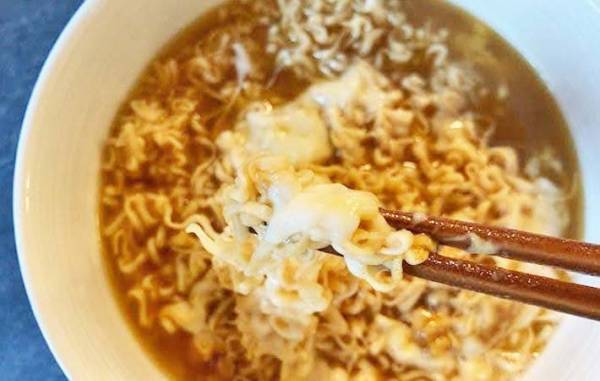 「卵は使いません」　チキンラーメンの思わぬ食べ方が「ヤバい」