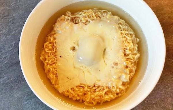 「卵は使いません」　チキンラーメンの思わぬ食べ方が「ヤバい」
