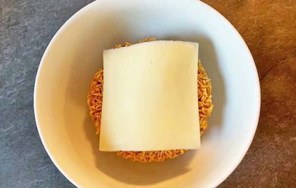 「卵は使いません」　チキンラーメンの思わぬ食べ方が「ヤバい」