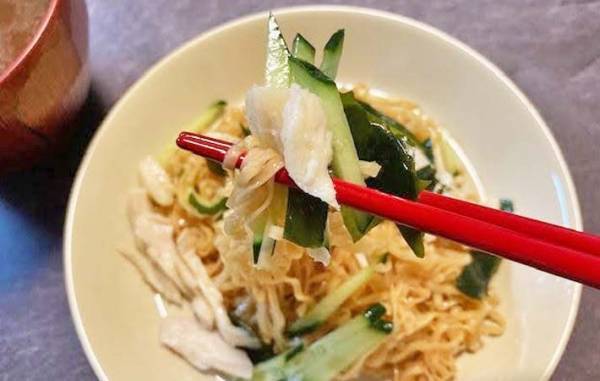 同時にスープもできちゃう！　日清『チキンラーメン』の中華サラダを作ってみた