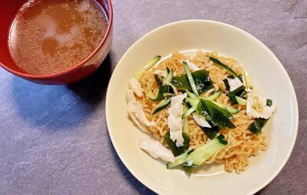 同時にスープもできちゃう！　日清『チキンラーメン』の中華サラダを作ってみた