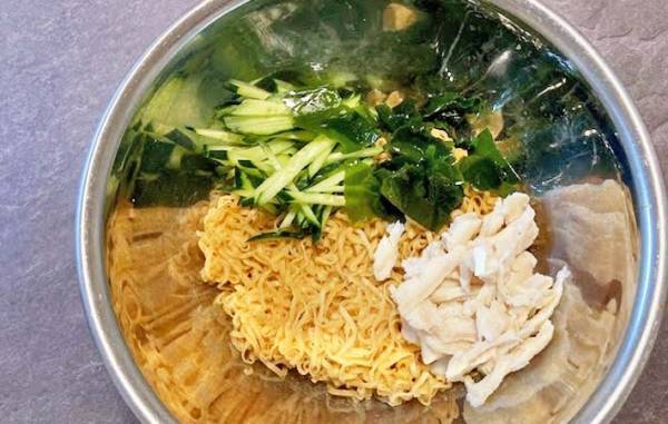 同時にスープもできちゃう！　日清『チキンラーメン』の中華サラダを作ってみた