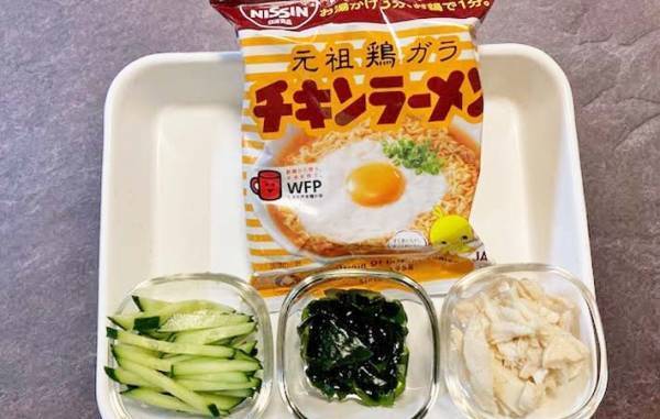 同時にスープもできちゃう！　日清『チキンラーメン』の中華サラダを作ってみた