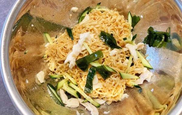同時にスープもできちゃう！　日清『チキンラーメン』の中華サラダを作ってみた