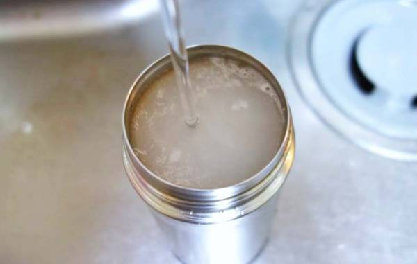 洗いにくい水筒の底　１００均のアレを入れるだけで…？