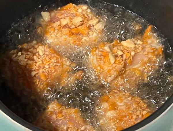 『柿の種』が衣代わりに！　ザクザク食感が「たまらない」