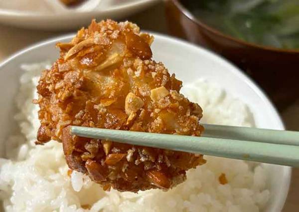 『柿の種』が衣代わりに！　ザクザク食感が「たまらない」