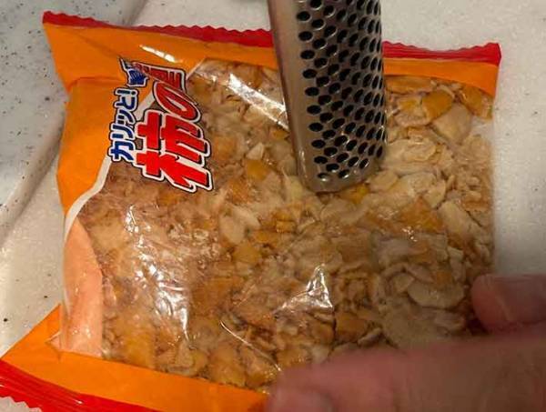 『柿の種』が衣代わりに！　ザクザク食感が「たまらない」