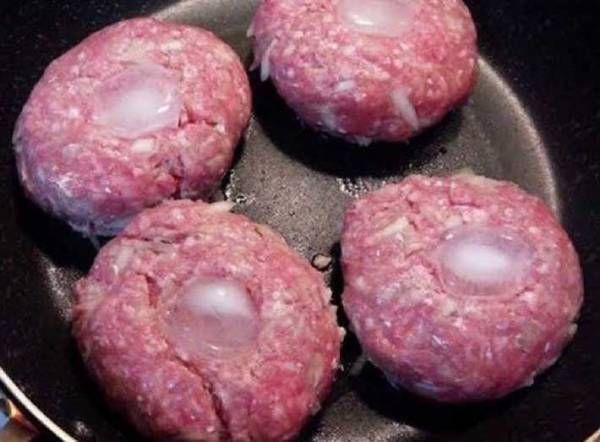 真ん中にアレを入れて焼く　ハンバーグの裏ワザに『１９万いいね』