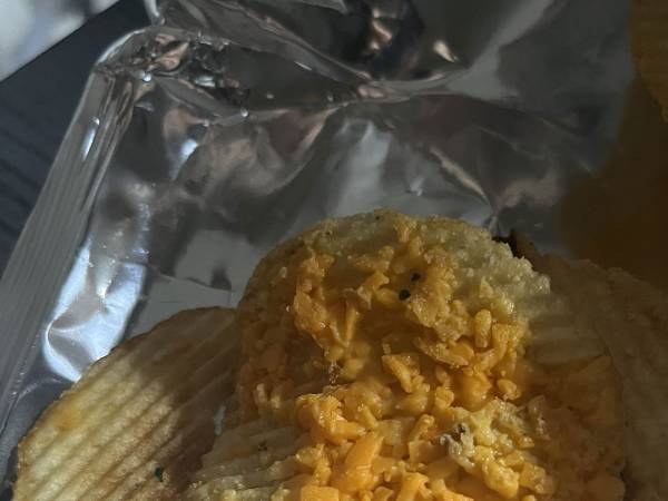 「エグいのを引いた」　ポテトチップスを食べていたら、中に１枚だけ？