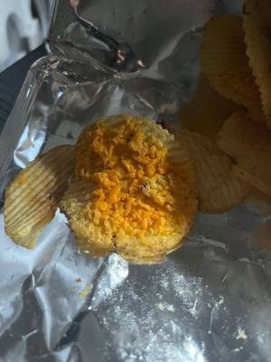 「エグいのを引いた」　ポテトチップスを食べていたら、中に１枚だけ？