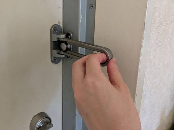 帰宅後、忘れないで！　玄関の鍵にドアガードを使うメリットとは？