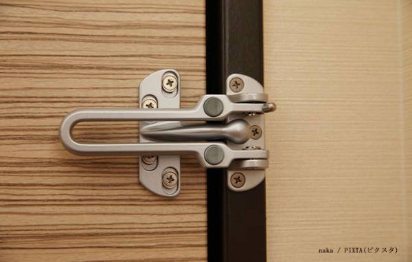 帰宅後、忘れないで！　玄関の鍵にドアガードを使うメリットとは？