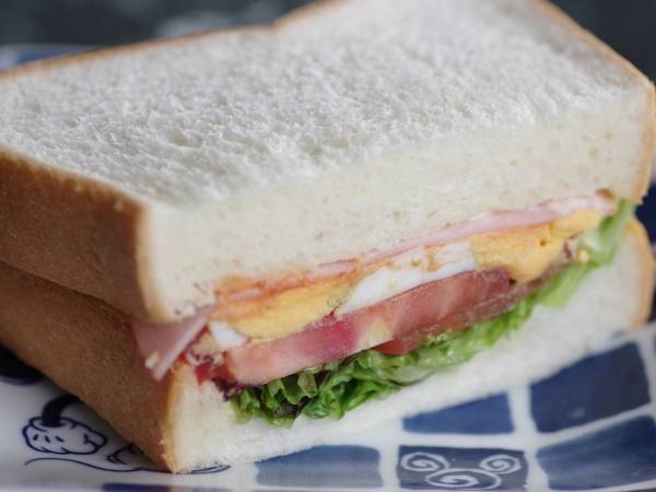 サンドイッチが切りにくいならこう！　きれいな断面に「見違えた」