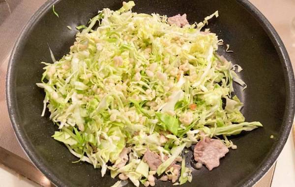 焼きそば作りのコツ、知ってる？　オタフク直伝！〇〇すれば「パラッとした」