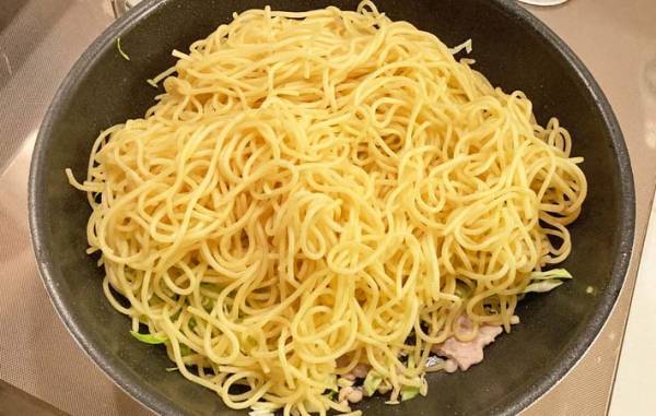 焼きそば作りのコツ、知ってる？　オタフク直伝！〇〇すれば「パラッとした」