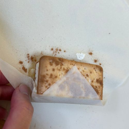 春巻きの皮で包んでから…　揚げビスケットサンドに「アレにそっくり」