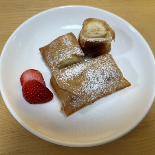 春巻きの皮で包んでから…　揚げビスケットサンドに「アレにそっくり」