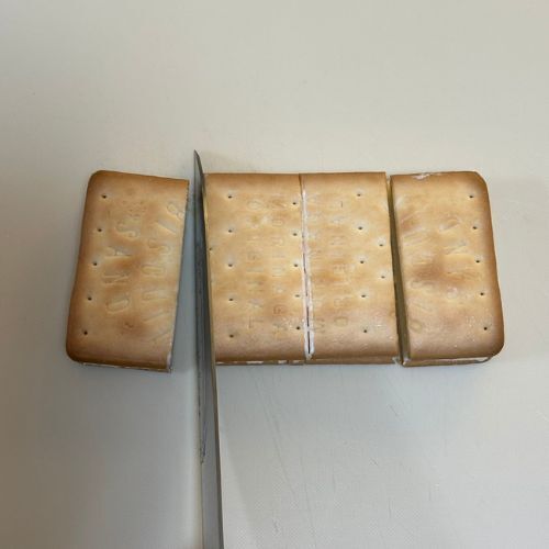 春巻きの皮で包んでから…　揚げビスケットサンドに「アレにそっくり」