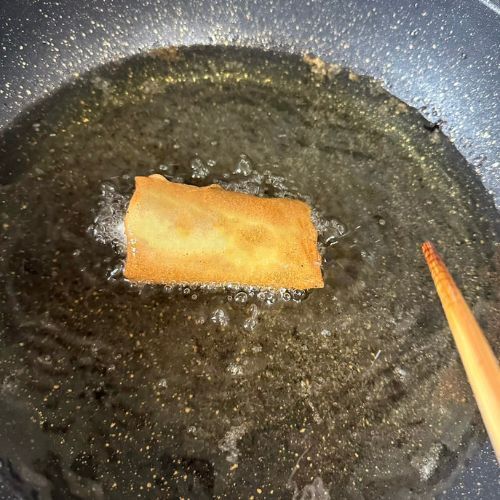 春巻きの皮で包んでから…　揚げビスケットサンドに「アレにそっくり」