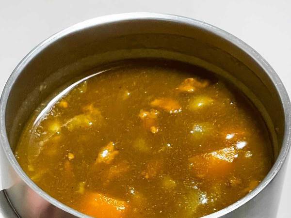 カレーの写真に「え？」　衝撃的な光景に「つ、強い…」「想像を超えてきた」