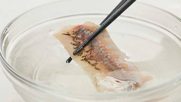 半額で買った刺身が生臭い…　料理研究家が教える対処法に「早く知りたかった！」