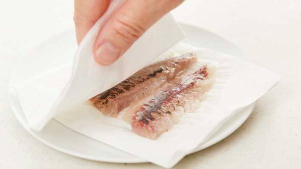 半額で買った刺身が生臭い…　料理研究家が教える対処法に「早く知りたかった！」