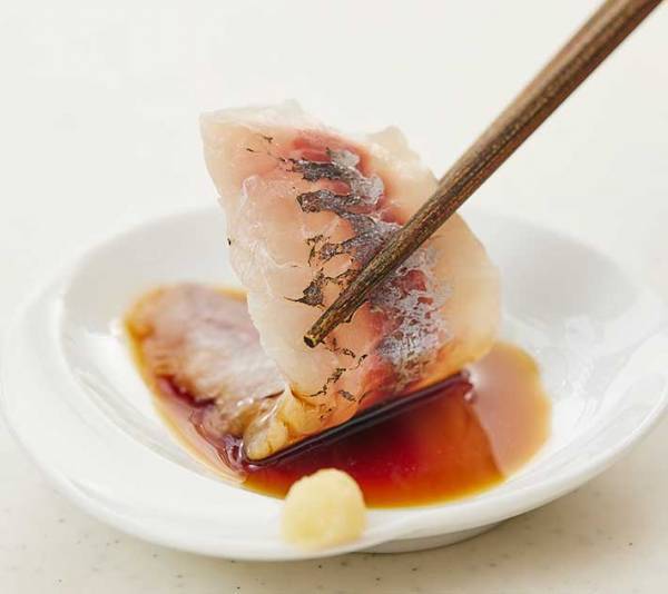 半額で買った刺身が生臭い…　料理研究家が教える対処法に「早く知りたかった！」