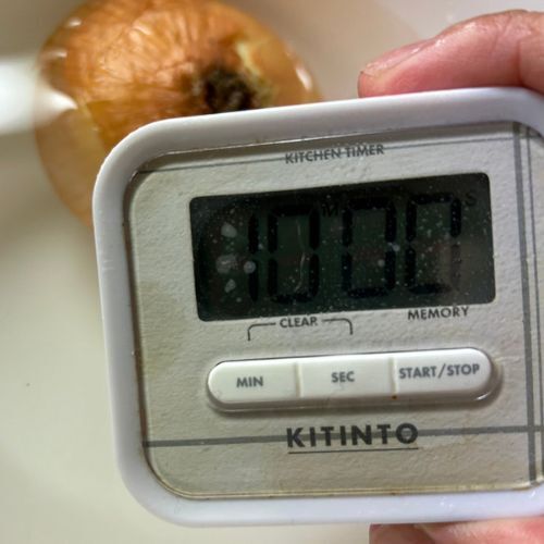 タマネギをアレに浸したら…　効果に「料理が楽になる」