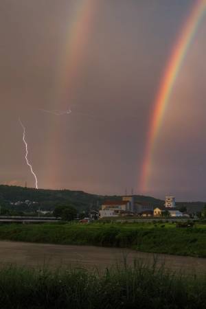 虹の横をよく見ると…　「龍がいる」「びっくりした！」