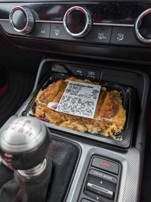 カツ丼を置いた『場所』に反響！　「発想が好き」「そのための場所だったのか」