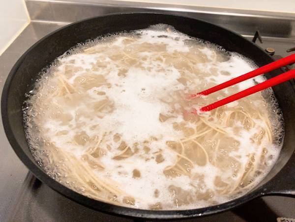 暑い時期にはコレ！　企業が教える『なめこおろしそば』に「箸が止まらん」