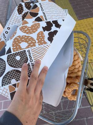 ワクワクしてドーナツを買った男性　数分後の悲劇に「笑った」「こんなことあるのか」