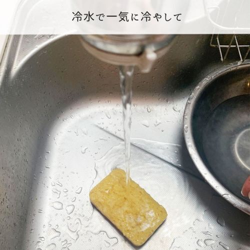 キッチンスポンジに水道水をかける様子