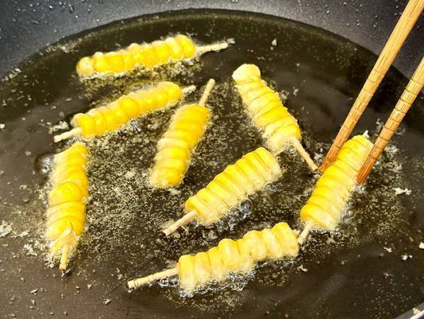 トウモロコシに爪ようじを刺して…　農協の提案に「思い付かなかった」「マネする」