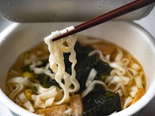 「電子レンジでカップ麺を調理していい？」　企業公式FAQの回答は…