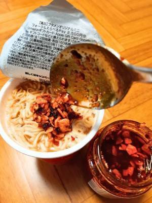 ブタメンに垂らしてみて！　試した結果に「衝撃走った」