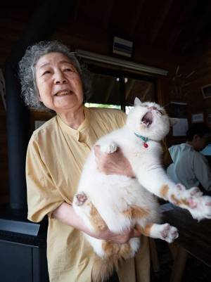 母親が抱っこすると？　「まるで危険物」「爆笑した」