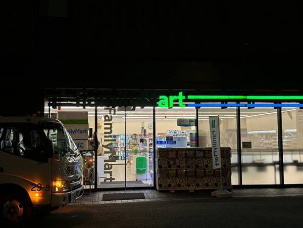 ファミマの屋外看板を見た客「芸術」　納得の１枚に「感動した」「なんだこれは…」